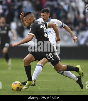 Turin, Italien. Februar 2024. Der FC Juventus Carlos Alcaraz (L) streitet mit Luca Mazzitelli von Frosinone während eines Fußballspiels der Serie A zwischen dem FC Juventus und Frosinone in Turin, Italien, am 25. Februar 2024. Quelle: Federico Tardito/Xinhua/Alamy Live News Stockfoto