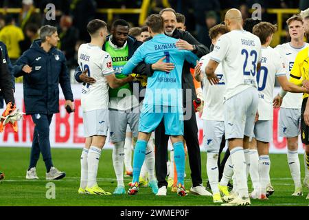 Dortmund, Deutschland. Februar 2024. Pellegrino Matarazzo (C), Cheftrainer der TSG Hoffenheim, feiert mit Spielern, nachdem er am 25. Februar 2024 das erste Bundesliga-Spiel zwischen Borussia Dortmund und TSG Hoffenheim in Dortmund gewonnen hat. Quelle: Joachim Bywaletz/Xinhua/Alamy Live News Stockfoto