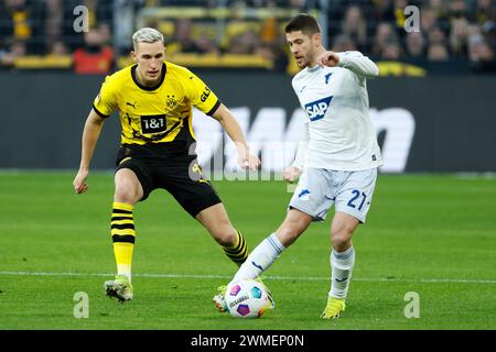 Dortmund, Deutschland. Februar 2024. Nico Schlotterbeck (L) von Borussia Dortmund streitet am 25. Februar 2024 mit Andrej Kramaric von der TSG Hoffenheim im ersten Bundesliga-Spiel zwischen Borussia Dortmund und TSG Hoffenheim in Dortmund. Quelle: Joachim Bywaletz/Xinhua/Alamy Live News Stockfoto