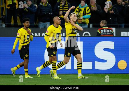 Dortmund, Deutschland. Februar 2024. Nico Schlotterbeck (R) von Borussia Dortmund feiert am 25. Februar 2024 in Dortmund das Torspiel der ersten Bundesliga zwischen Borussia Dortmund und TSG Hoffenheim. Quelle: Joachim Bywaletz/Xinhua/Alamy Live News Stockfoto