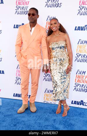 Santa Monica, Vereinigte Staaten. Februar 2024. Ryan Michelle Bathe und Sterling Brown nehmen am 25. Februar 2024 an den Film Independent Spirit Awards in Santa Monica, Los Angeles, USA, Teil. Quelle: dpa/Alamy Live News Stockfoto