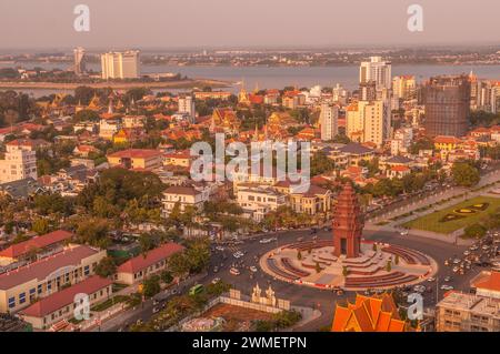 Unabhängigkeitsdenkmal / Luftaufnahme. Zusammenfluss des Mekong River und des Tonle SAP River im Hintergrund. Phnom Penh, Kambodscha. © Kraig Lieb Stockfoto