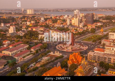 Unabhängigkeitsdenkmal / Luftaufnahme. Zusammenfluss des Mekong River und des Tonle SAP River im Hintergrund. Phnom Penh, Kambodscha. © Kraig Lieb Stockfoto