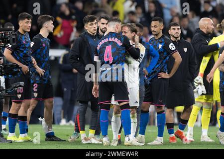 Madrid, Spanien. Februar 2024. Sergio Ramos (Nr. 4) aus Sevilla und Luka Modric aus Real Madrid, die am Ende des Spiels während des Spiels der La Liga 2023/24 zwischen Real Madrid und Sevilla im Santiago Bernabeu Stadion zu sehen waren. Endergebnis; Real Madrid 1:0 Sevilla (Foto: Guillermo Martinez/SOPA Images/SIPA USA) Credit: SIPA USA/Alamy Live News Stockfoto