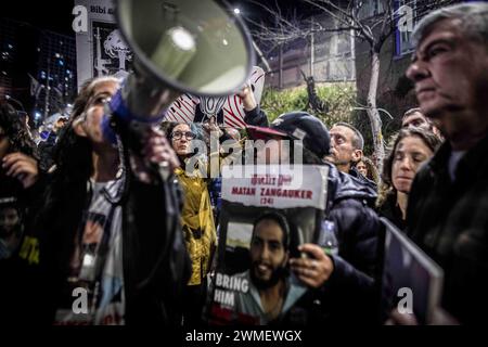 Tel Aviv, Israel. Februar 2024. Ein Demonstrant singt während der Demonstration Slogans durch ein Megaphon. Etwa 50 Demonstranten versammelten sich zur Unterstützung von Premierminister Netanjahu, als Tausende Israelis am Samstag in Tel Aviv gegen den israelischen Premierminister Benjamin Netanjahu und seine Regierung protestierten und die Regierung aufforderten, eine Vereinbarung über den Austausch von Geiseln der Hamas und Israels zu treffen. (Credit Image: © Eyal Warshavsky/SOPA Images via ZUMA Press Wire) NUR REDAKTIONELLE VERWENDUNG! Nicht für kommerzielle ZWECKE! Stockfoto