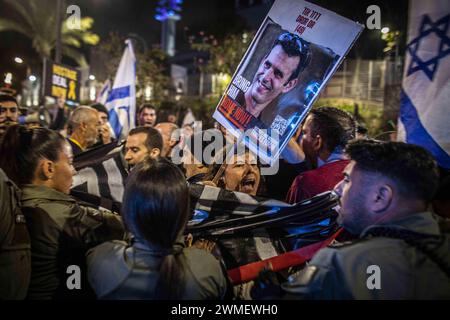 Tel Aviv, Israel. Februar 2024. Israelische Grenzpolizisten schieben eine Gruppe von Demonstranten zurück, die Fotos ihrer Angehörigen halten, die während der Demonstration in Gaza als Geiseln gehalten werden. Etwa 50 Demonstranten versammelten sich zur Unterstützung von Premierminister Netanjahu, als Tausende Israelis am Samstag in Tel Aviv gegen den israelischen Premierminister Benjamin Netanjahu und seine Regierung protestierten und die Regierung aufforderten, eine Vereinbarung über den Austausch von Geiseln der Hamas und Israels zu treffen. (Credit Image: © Eyal Warshavsky/SOPA Images via ZUMA Press Wire) NUR REDAKTIONELLE VERWENDUNG! Nicht für kommerzielle ZWECKE! Stockfoto