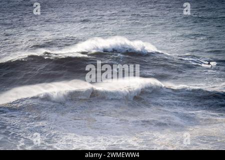 23. Februar 2024, NazarÃ, Portugal: Ein Surfer, der am Freitag, 23. Und Samstag, 24. Februar, in Nazaré auf einer großen Welle reitet, wurde der portugiesische Strand Praia do Norte von einem heftigen Sturm getroffen, der riesige Wellen schuf, für die dieser Ort weltweit berühmt ist. Die epischen Wetterbedingungen erzeugten Wellen über 20 m Höhe. (Credit Image: © Simone Boccaccio/SOPA Images via ZUMA Press Wire) NUR REDAKTIONELLE VERWENDUNG! Nicht für kommerzielle ZWECKE! Stockfoto