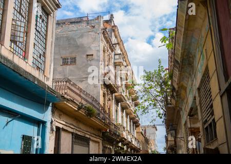 Historische Gebäude an der Calle Muralla Street zwischen Aguacate und Compostela Street in Old Havana (La Habana Vieja), Kuba. Das alte Havanna ist ein Weltheritag Stockfoto