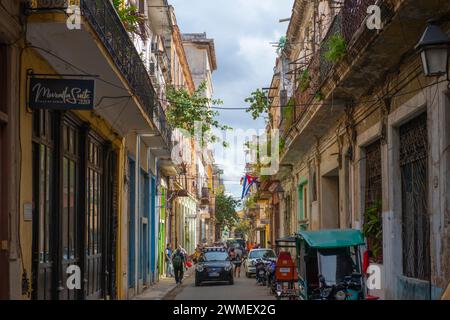 Historische Gebäude an der Calle Muralla Street zwischen Aguacate und Habana Street in Old Havana (La Habana Vieja), Kuba. Old Havanna ist ein Weltkulturerbe Si Stockfoto