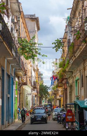 Historische Gebäude an der Calle Muralla Street zwischen Aguacate und Habana Street in Old Havana (La Habana Vieja), Kuba. Old Havanna ist ein Weltkulturerbe Si Stockfoto