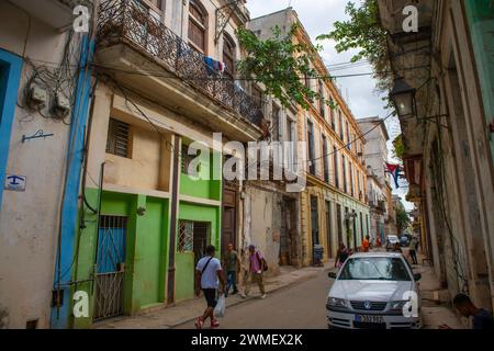 Historische Gebäude an der Calle Muralla Street zwischen Aguacate und Habana Street in Old Havana (La Habana Vieja), Kuba. Old Havanna ist ein Weltkulturerbe Si Stockfoto