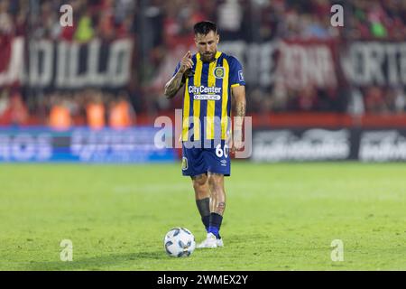 Rosario, Argentinien. Februar 2024. Jonathan Gómez von Rosario Central während des Liga Profesional de Fútbol Spiels zwischen Newell's Old Boys und Club Atlético Rosario Central im Marcelo Bielsa Stadion. Quelle: Mateo Occhi (Sporteo) / Alamy Live News Stockfoto