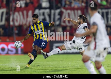 Rosario, Argentinien. Februar 2024. Facundo Mallo von Rosario Central tritt beim Liga Profesional de Fútbol Spiel zwischen Newell's Old Boys und Club Atlético Rosario Central im Marcelo Bielsa Stadion in den Ball. Quelle: Mateo Occhi (Sporteo) / Alamy Live News Stockfoto