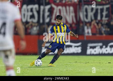 Rosario, Argentinien. Februar 2024. Facundo Mallo von Rosario Central tritt beim Liga Profesional de Fútbol Spiel zwischen Newell's Old Boys und Club Atlético Rosario Central im Marcelo Bielsa Stadion in den Ball. Quelle: Mateo Occhi (Sporteo) / Alamy Live News Stockfoto