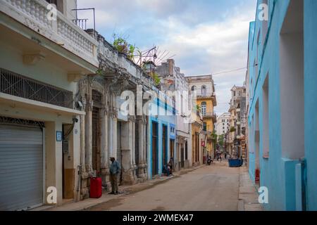 Historische Gebäude an der Calle Aguacate Street zwischen Teniente Rey (Brasil Street) und Muralla Street in Old Havana (La Habana Vieja), Kuba. Das Alte Havanna Stockfoto