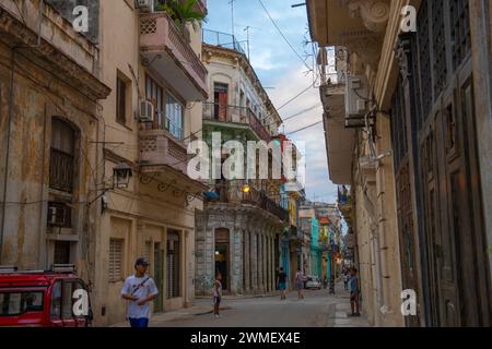 Historische Gebäude in der Calle Aguacate Street in der Calle Lamparilla Street in Old Havana (La Habana Vieja), Kuba. Das alte Havanna gehört zum Weltkulturerbe. Stockfoto