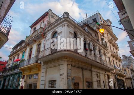 Historische Gebäude in der Calle Aguacate Street in der Calle Lamparilla Street in Old Havana (La Habana Vieja), Kuba. Das alte Havanna gehört zum Weltkulturerbe. Stockfoto