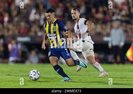 Rosario, Argentinien. Februar 2024. Maximiliano Lovera von Rosario Central spielt mit dem Ball während des Liga Profesional de Fútbol Spiels zwischen Newell's Old Boys und Club Atlético Rosario Central im Marcelo Bielsa Stadion. Quelle: Mateo Occhi (Sporteo) / Alamy Live News Stockfoto