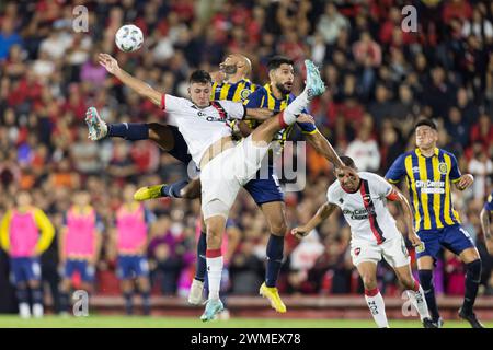 Rosario, Argentinien. Februar 2024. Carlos Quintana von Rosario Central trifft den Ball während des Liga Profesional de Fútbol Spiels zwischen Newell's Old Boys und Club Atlético Rosario Central im Marcelo Bielsa Stadion. Quelle: Mateo Occhi (Sporteo) / Alamy Live News Stockfoto