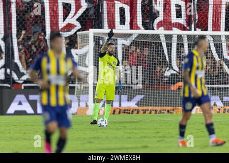 Rosario, Argentinien. Februar 2024. Jorge Broun von Rosario Central gibt Wegbeschreibungen während des Liga Profesional de Fútbol Spiels zwischen Newell's Old Boys und Club Atlético Rosario Central im Marcelo Bielsa Stadion. Quelle: Mateo Occhi (Sporteo) / Alamy Live News Stockfoto