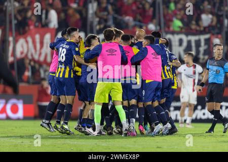 Rosario, Argentinien. Februar 2024. Rosario Central feiert nach dem Liga Profesional de Fútbol Spiel zwischen Newell's Old Boys und Club Atlético Rosario Central im Marcelo Bielsa Stadion. Quelle: Mateo Occhi (Sporteo) / Alamy Live News Stockfoto