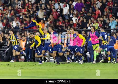 Rosario, Argentinien. Februar 2024. Rosario Central feiert nach dem Liga Profesional de Fútbol Spiel zwischen Newell's Old Boys und Club Atlético Rosario Central im Marcelo Bielsa Stadion. Quelle: Mateo Occhi (Sporteo) / Alamy Live News Stockfoto