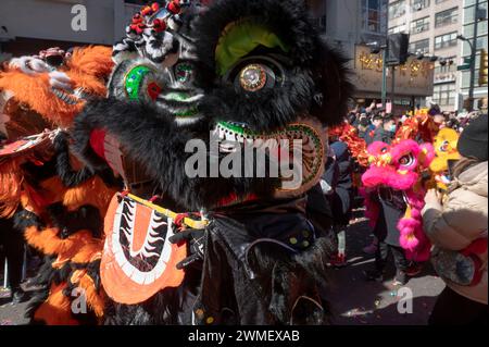 New York, Usa. Februar 2024. NEW YORK, NEW YORK – 25. FEBRUAR: A Lion Dance Group nimmt an der jährlichen Lunar New Year Parade in Chinatown am 25. Februar 2024 in New York Teil. Die Menschen versammelten sich, um die 26. Jährliche Mondumparade zu genießen und zu feiern, die dem Ende der 15 Tage zu Ehren des ersten Neumondes auf dem Mondkalender gedenkt. 2024 ist das Jahr des Drachen. Quelle: Ron Adar/Alamy Live News Stockfoto