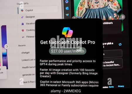 Dallas TX, USA – 24. Februar 2024: Copilot android-Anwendung und -Abonnement auf einem Mobiltelefon. Microsoft Copilot ist ein von Microsoft entwickelter Chatbot Stockfoto
