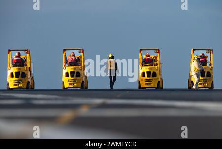 240221-N-TY639-1090 ATLANTIC OCEAN, Va. (21. Februar 2024) Flugzeugträger der Nimitz-Klasse USS Harry S. Truman (CVN 75) Seeleute der Waffenabteilung warten auf Hubschrauber, die während einer vertikalen Auffüllung auf dem Flugdeck von Truman (CVN 75) Fracht liefern, 21. Februar 2024. Truman ist das Flaggschiff der Harry S. Truman Carrier Strike Group und wird derzeit als Teil der Basisphase auf dem Weg gebracht. (Foto: Matthew Nass, Spezialist für Massenkommunikation, 2. Klasse) Stockfoto