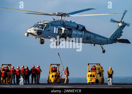 240221-N-TY639-1186 ATLANTIC OCEAN, Va. (21. Februar 2024) ein MH-60S Sea Hawk Helikopter, der den 'Dragonslayers' der Helicopter Sea Combat Squadron (HSC) 11 zugeordnet ist, platziert während einer vertikalen Auffüllung am 21. Februar 2024 Fracht auf dem Flugdeck des Flugzeugträgers USS Harry S. Truman (CVN 75) der Nimitz-Klasse. Truman ist das Flaggschiff der Harry S. Truman Carrier Strike Group und wird derzeit als Teil der Basisphase auf dem Weg gebracht. (Foto: Matthew Nass, Spezialist für Massenkommunikation, 2. Klasse) Stockfoto