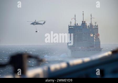 240221-N-TY639-1093 ATLANTIC OCEAN, Va. (21. Februar 2024) ein MH-60S Sea Hawk Hubschrauber, der den 'Dragonslayers' der Helicopter Sea Combat Squadron (HSC) 11 zugeordnet ist, transportiert Fracht vom Trockenfrachtschiff USNS Robert E. Peary (T-AKE 5). zum Flugdeck des Flugzeugträgers USS Harry S. Truman (CVN 75) der Nimitz-Klasse während einer vertikalen Auffüllung am 21. Februar 2024. Truman ist das Flaggschiff der Harry S. Truman Carrier Strike Group und wird derzeit als Teil der Basisphase auf dem Weg gebracht. (Foto: Matthew Nass, Spezialist für Massenkommunikation, 2. Klasse) Stockfoto