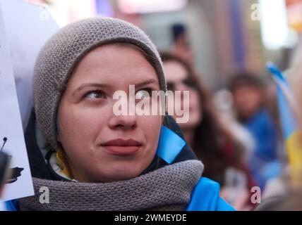 New York, New York, USA. Februar 2024. Eine ukrainische Frau nimmt an einer Kundgebung auf dem Times Square Teil, die das zweite Jahr seit Russlands Invasion in die Ukraine markiert. (Kreditbild: © Edna Leshowitz/ZUMA Press Wire) NUR REDAKTIONELLE VERWENDUNG! Nicht für kommerzielle ZWECKE! Stockfoto