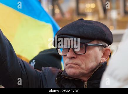 New York, New York, USA. Februar 2024. Ein ukrainischer Mann nimmt an einer Kundgebung auf dem Times Square Teil, die das zweite Jahr seit Russlands Invasion in die Ukraine markiert. (Kreditbild: © Edna Leshowitz/ZUMA Press Wire) NUR REDAKTIONELLE VERWENDUNG! Nicht für kommerzielle ZWECKE! Stockfoto