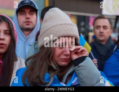 New York, New York, USA. Februar 2024. Eine ukrainische Frau weint bei einer Kundgebung auf dem Times Square, die das zweite Jahr seit Russlands Invasion in die Ukraine markiert. (Kreditbild: © Edna Leshowitz/ZUMA Press Wire) NUR REDAKTIONELLE VERWENDUNG! Nicht für kommerzielle ZWECKE! Stockfoto