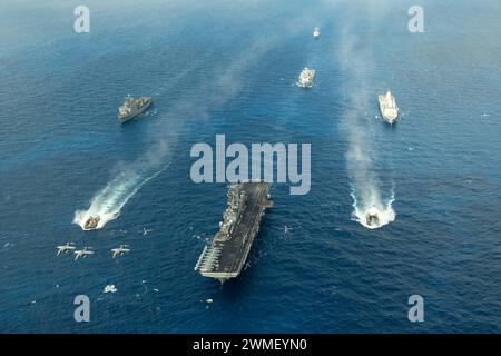 240225-N-HA192-1268 MITTELMEER (25. Februar 2024) Amphibienangriffsschiff der Wasp-Klasse USS Bataan (LHD 5), Dock-Landungsschiff der Harpers Ferry-Klasse USS Carter Hall (LSD 50), amphibisches Transportschiff der San Antonio-Klasse USS Mesa Verde (LPD 19), und Arleigh-Burke-Klasse-Lenkraketenzerstörer USS Arleigh Burke (DDG 51), die am 25. Februar mit dem britischen Erstverunglückten-Empfängerschiff RFA Argus (A135) im Mittelmeer unterwegs ist. Die Bataan Amphibious Ready-Gruppe wird dem NATO-Kommando im östlichen Mittelmeerraum übertragen, um kurzfristig vorzugehen Stockfoto