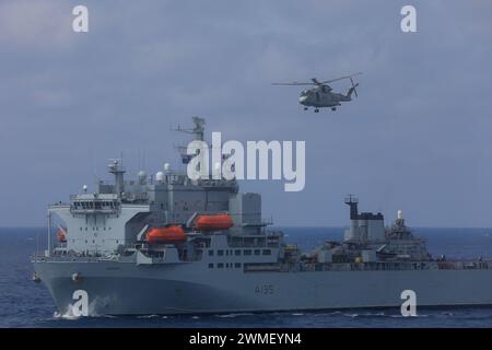 240225-N-RP467-1158 MITTELMEER (25. Februar 2024) das Hilfsschiff der Royal Fleet Argus (A135) dampft in Formation mit Schiffen der Bataan Amphibious Ready Group (ARG) im Mittelmeer, 25. Februar. Die Bataan-ARG wird dem NATO-Kommando im östlichen Mittelmeerraum übertragen, um eine Reihe kurzfristiger Wachsamkeitsaktivitäten mit Mitgliedern der Ständigen NATO-Seeschifffahrtsgruppe 2 des Alliierten Seeschifffahrtskommandos und der türkischen Marine durchzuführen. (Foto der U.S. Navy von Mass Communication Specialist 2nd Class Mailani Jones) Stockfoto