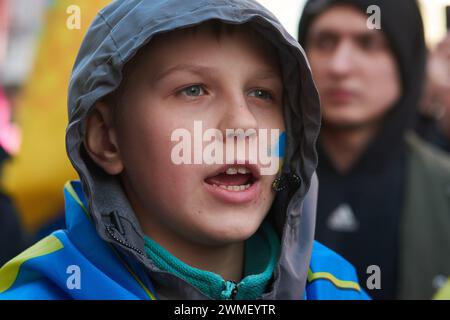 New York, New York, USA. Februar 2024. Ein kleiner Junge nimmt an einer Kundgebung auf dem Times Square Teil, die das zweite Jahr seit Russlands Invasion in die Ukraine markiert. (Kreditbild: © Edna Leshowitz/ZUMA Press Wire) NUR REDAKTIONELLE VERWENDUNG! Nicht für kommerzielle ZWECKE! Stockfoto