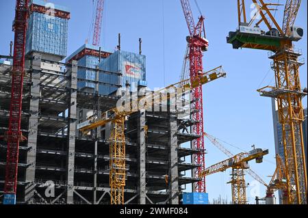 Peking, China. Februar 2024. Mehrere Kräne stehen auf einer Baustelle zwischen Hochhäusern im Geschäftsviertel Pekings in der Nähe der U-Bahn-Station Guomao. Quelle: Johannes Neudecker/dpa/Alamy Live News Stockfoto