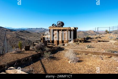 Lost Horse Gold and Silver Mine Platform Geisterstadt Schnee bedeckt San Gorgonio Mountains Skyline Joshua Tree National Park Mojave Desert Kalifornien USA Stockfoto