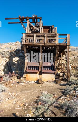 Lost Horse Gold and Silver Mine Platform, vertikales Porträt. Ghost Town, Joshua Tree National Park, Kalifornien Stockfoto