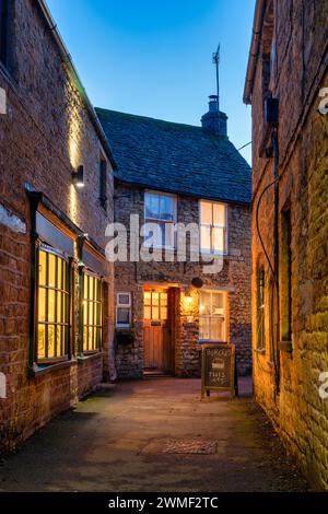 Spur in der Abenddämmerung. Bourton on the Water, Cotswolds, Gloucestershire, England Stockfoto