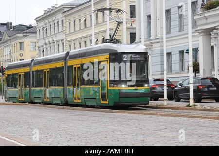 Helsinki, Finnland - 5. September 2023: Grüne moderne Gelenkbahn auf Linie 2 am Marktplatz. Stockfoto