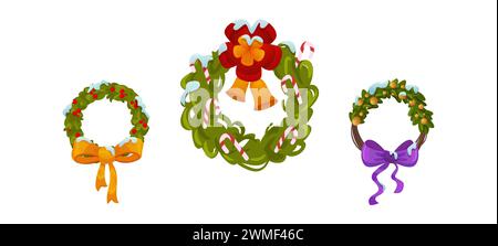 Traditionelle Weihnachtsdekoration - Kranz aus immergrünen Pflanzenzweigen mit Beeren, Schleifen mit Schleifen und goldenen Glocken, die mit Schnee bedeckt sind. Zeichentrickvektor-Satz von Weihnachtsring Ornament Girlanden. Stock Vektor