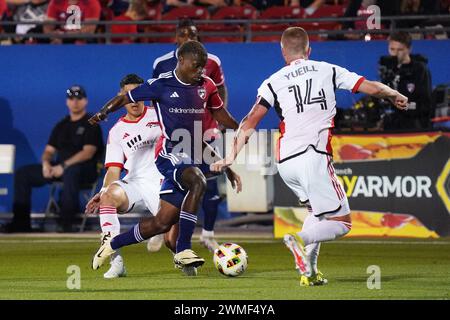 Frisco, Texas, USA. Februar 2024. 24. Februar 2024, Frisco, Texas, USA: Der Dallas-Angreifer Bernard Komungo spielte am Samstag, den 24. Februar 2024, während des Major League Soccer (MLS)-Spiels zwischen dem FC Dallas und San Jose Earthakes im Toyota Stadium in Frisco, Texas, USA. Fotos von Javier Vicencio/Eyepix Group) (Foto: © Javier Vicencio/eyepix via ZUMA Press Wire) NUR ZUR REDAKTIONELLEN VERWENDUNG! Nicht für kommerzielle ZWECKE! Stockfoto