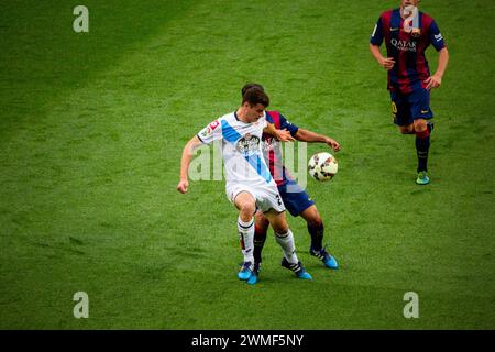 DOUGLAS, BARCELONA FC, 2015: Der brasilianische Verteidiger Douglas in einem seiner nur drei Ligaspiele für Barcelona stellt Oriol Riera von Deportivo heraus. Das letzte Spiel der Saison 2014-15 in Spanien zwischen Barcelona FC und Deportivo de La Coruna im Camp Nou, Barcelona am 23. Mai 2015. Das Spiel endete mit 2:2. Barcelona feierte den Sieg des Meisterschaftstitels und das letzte Heimspiel von Legende Xavi. Deportiva bekam den Punkt, den sie brauchten, um Abstieg zu vermeiden. Foto: Rob Watkins Stockfoto