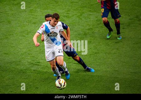 DOUGLAS, BARCELONA FC, 2015: Der brasilianische Verteidiger Douglas in einem seiner nur drei Ligaspiele für Barcelona stellt Oriol Riera von Deportivo heraus. Das letzte Spiel der Saison 2014-15 in Spanien zwischen Barcelona FC und Deportivo de La Coruna im Camp Nou, Barcelona am 23. Mai 2015. Das Spiel endete mit 2:2. Barcelona feierte den Sieg des Meisterschaftstitels und das letzte Heimspiel von Legende Xavi. Deportiva bekam den Punkt, den sie brauchten, um Abstieg zu vermeiden. Foto: Rob Watkins Stockfoto