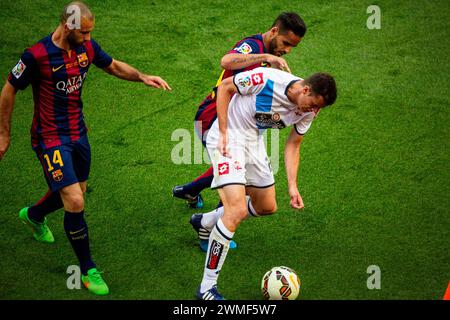 DOUGLAS, BARCELONA FC, 2015: Der brasilianische Verteidiger Douglas in einem seiner nur drei Ligaspiele für Barcelona stellt Oriol Riera von Deportivo heraus. Das letzte Spiel der Saison 2014-15 in Spanien zwischen Barcelona FC und Deportivo de La Coruna im Camp Nou, Barcelona am 23. Mai 2015. Das Spiel endete mit 2:2. Barcelona feierte den Sieg des Meisterschaftstitels und das letzte Heimspiel von Legende Xavi. Deportiva bekam den Punkt, den sie brauchten, um Abstieg zu vermeiden. Foto: Rob Watkins Stockfoto