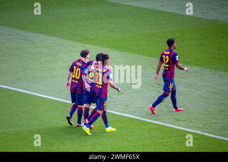 LIONEL MESSI, BARCELONA FC, 2015: Lionel Messi feiert sein Eröffnungstreffer mit Neymar und Xavi und Barcelona FC führt 1:0 aus. Das letzte Spiel der Saison 2014-15 in Spanien zwischen Barcelona FC und Deportivo de La Coruna im Camp Nou, Barcelona am 23. Mai 2015. Das Spiel endete mit 2:2. Barcelona feierte den Sieg des Meisterschaftstitels und das letzte Heimspiel von Legende Xavi. Deportiva bekam den Punkt, den sie brauchten, um Abstieg zu vermeiden. Foto: Rob Watkins Stockfoto