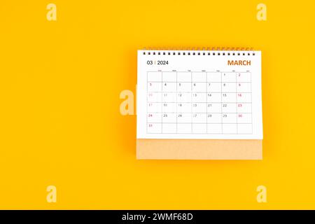 Schreibtischkalender März 2024 auf gelbem Hintergrund, Position mit Kopierraum. Zeitplanung Tageskonzepte. Stockfoto