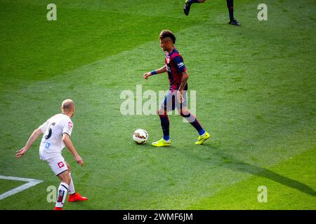 NEYMAR, BARCELONA FC, 2015: Neymar Jr sucht Platz am Rand der Box. Das letzte Spiel der Saison 2014-15 in Spanien zwischen Barcelona FC und Deportivo de La Coruna im Camp Nou, Barcelona am 23. Mai 2015. Das Spiel endete mit 2:2. Barcelona feierte den Sieg des Meisterschaftstitels und das letzte Heimspiel von Legende Xavi. Deportiva bekam den Punkt, den sie brauchten, um Abstieg zu vermeiden. Foto: Rob Watkins Stockfoto